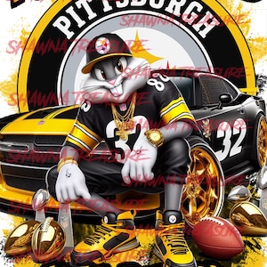 Puede incluir: Un conejo de dibujos animados con una camiseta de los Pittsburgh Steelers y cadenas de oro se sienta frente a un coche negro y amarillo con las palabras "Ride or Die Pittsburgh" y "We Ridin'" en letras amarillas.