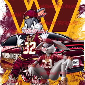 Puede incluir: Una ilustración digital de dos conejos de dibujos animados que llevan camisetas de los Washington Huskies y cadenas de oro. Los conejos están de pie frente a un coche rojo con el texto "WASHINGTON" en el lateral. El texto "RIDE OR DIE?" está en la parte superior de la imagen y el texto "WE RIDIN" está en la parte inferior de la imagen.