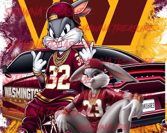 Könnte beinhalten: Eine digitale Illustration von zwei Cartoon-Kaninchen, die Washington Huskies-Trikots und goldene Ketten tragen. Die Kaninchen stehen vor einem roten Auto mit dem Text "WASHINGTON" an der Seite. Der Text "RIDE OR DIE?" befindet sich oben im Bild und der Text "WE RIDIN" unten im Bild.