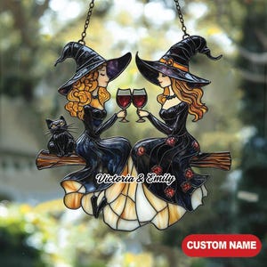 Acchiappasole in acrilico/resina "Best Friends Slay Witch" per finestre - Finto vetro colorato con bicchieri da vino e gatti, decorazione da strega per Halloween