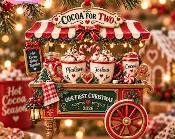 Gepersonaliseerd 3D-reliëf kerstornament 'Cocoa for Two' 2026, met de namen van het stel als aandenken aan hun eerste kerst.