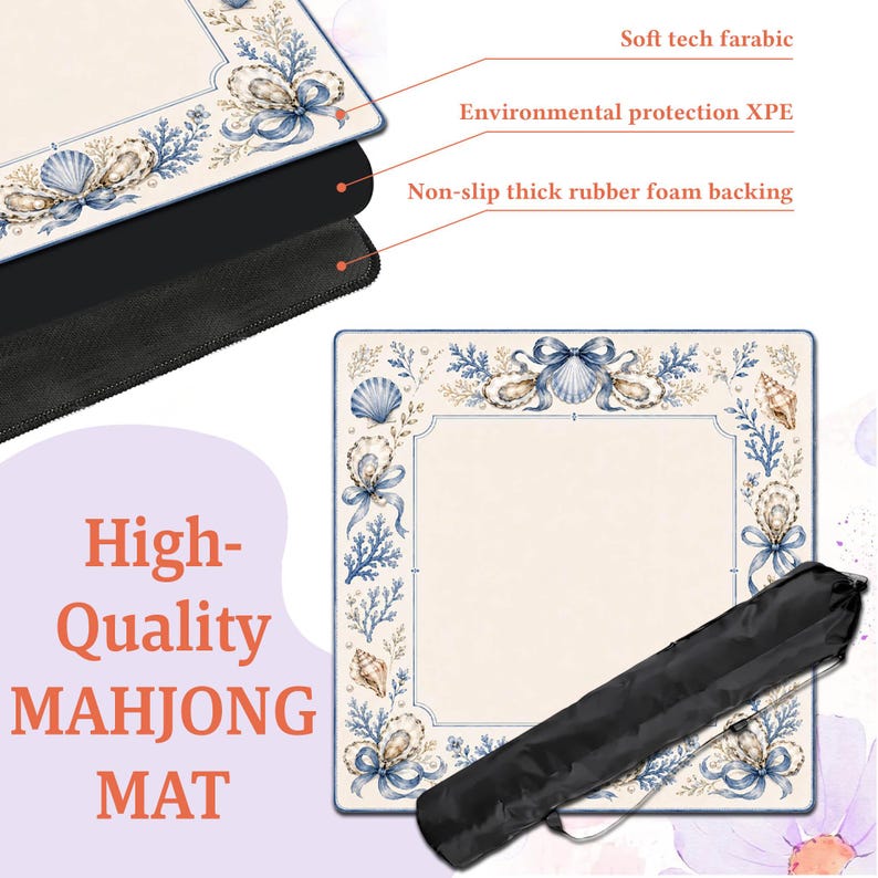 Puede incluir: Una alfombrilla de mahjong cuadrada con un centro color crema y un borde decorado con conchas, corales y lazos en tonos azules y beige. La alfombrilla tiene una superficie de tela suave, una capa intermedia de XPE y base de goma antideslizante.