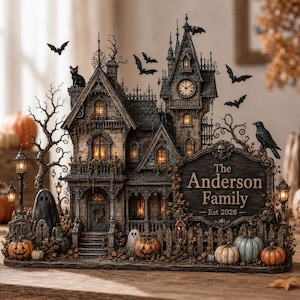 Può includere: Una dettagliata statuetta in miniatura di una casa stregata con torre dell'orologio, un gatto nero, pipistrelli e fantasmi. Un cartello in primo piano recita The Anderson Family Est 2026. La struttura è decorata con zucche, una recinzione e finestre illuminate.