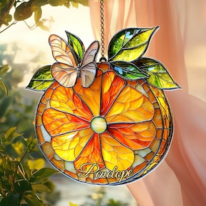 Adorno colgante de ventana personalizado de vidrio emplomado con forma de rodaja de naranja y mariposa, atrapasol con nombre personalizado.