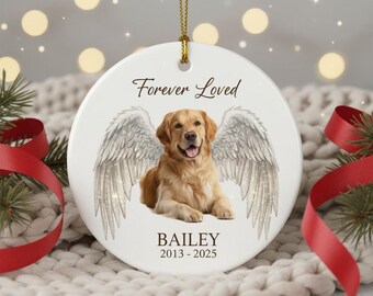 Puede incluir: Adorno redondo de cerámica blanca con una ilustración de un golden retriever con alas de ángel y el texto "Forever Loved". El nombre del perro, "Bailey", y las fechas 2013-2025 están debajo. Una cuerda dorada está adjunta.