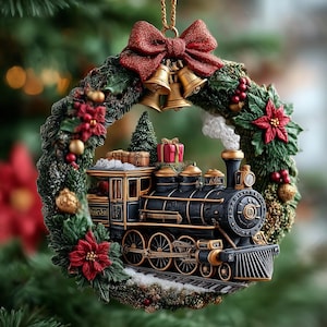 Pode incluir: Um ornamento de Natal em forma de coroa circular com uma locomotiva a vapor preta com detalhes dourados, encimada por um laço vermelho brilhante e sinos dourados. A coroa é decorada com agulhas de pinheiro verde, poinsétias e bagas.