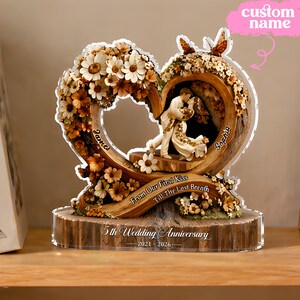 Puede incluir: Un recuerdo personalizado del 5º aniversario de bodas. El diseño en forma de corazón presenta una figura de pareja, detalles florales y los nombres "James" y "Sophia". La base dice "From Our First Kiss Till The Last Breath" y "5th Wedding Anniversary 2021-2026."