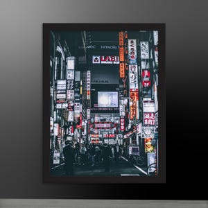 Póster Enmarcado de madera Noche en Tokio con farolas