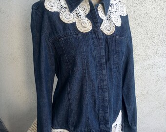 Średniej wielkości kurtka jeansowa z szydełkiem w stylu vintage, zdobiona kurtka jeansowa, oryginalna, ręcznie robiona