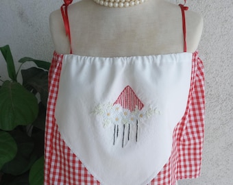 Canotta rossa taglia unica, ricamo vintage, rielaborata e realizzata a mano con materiali riciclati.