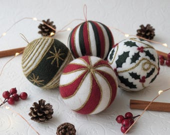 Handgemaakte vilten kerstversieringen - wollen kerstdecoratie, gestreepte en hulstmotieven