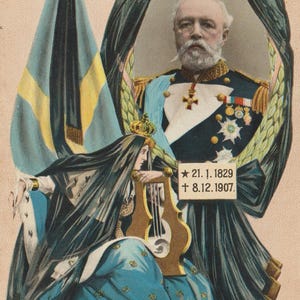 Pode incluir: Ilustração vintage com um homem em uniforme militar dentro de uma moldura oval, acompanhado por uma figura em um vestido azul segurando uma lira. Uma bandeira sueca está à esquerda. A imagem inclui datas.