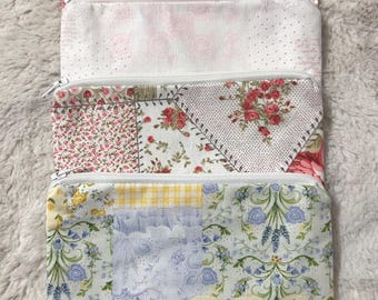 Bolsa con cremallera de patchwork floral hecha a mano: neceser, monedero, organizador de viaje