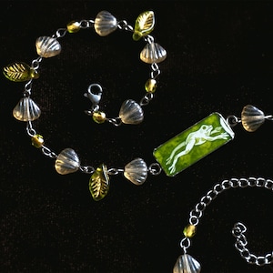 Handmålat pärlhalsband med hoppande groda
