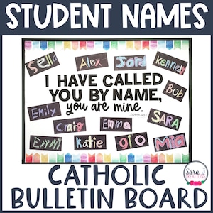 以下が含まれることがあります： 上部に「Student Names」と書かれたカトリック掲示板。ボードには「私はあなたをあなたの名前で呼びました、あなたは私のです」というフレーズがあり、Alex、Emily、Saraなどの生徒の名前が含まれています。カラフルなアクセントが上部と下部を飾っています。