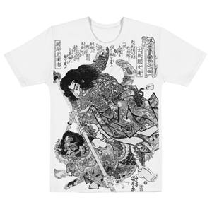 Pode incluir: Camiseta branca com uma ilustração em preto e branco em estilo japonês de um guerreiro. O design inclui padrões detalhados, um bastão e texto japonês. Uma peça de arte vestível única.