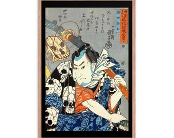 Puede incluir: Una estampa en madera de un guerrero samurái japonés sosteniendo una espada. El guerrero lleva una túnica con estampado azul y blanco con una faja roja. El fondo es gris claro con texto japonés.