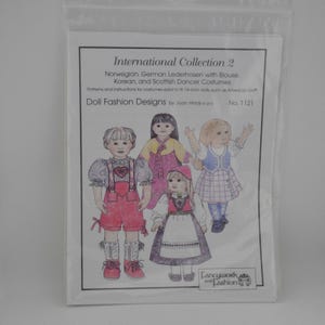 Può includere: Un modello di design di moda per bambole con illustrazioni di bambole in costumi tradizionali norvegesi, tedeschi, coreani e scozzesi. La copertina recita "International Collection 2" e "Doll Fashion Designs". Le bambole indossano abiti colorati.