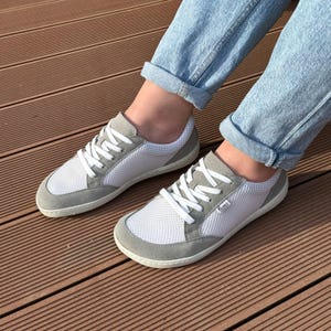 Chaussures pieds nus pour femme, baskets décontractées pieds nus, chaussures plus larges grises et blanches, faites à la main, zéro chute, semelle intérieure en cuir naturel ou végétalienne
