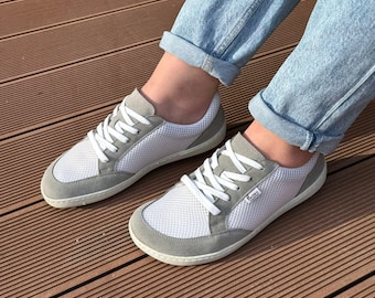Scarpe da donna a piedi nudi, sneakers casual a piedi nudi, scarpe larghe grigio-bianche, fatte a mano, drop zero, soletta in pelle naturale o vegana