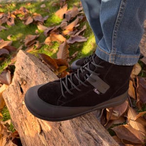 Pu&ograve; includere: Stivali alti in pelle scamosciata nera con lacci neri e suola in gomma nera. Gli stivali hanno un cinturino in pelle nera con la scritta "ECCO" stampata su di esso.