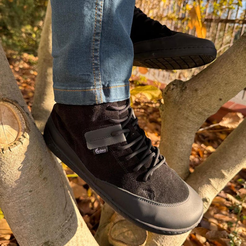 Pu&ograve; includere: Sneakers nere alte con tomaia in pelle scamosciata e suola in gomma nera. Le scarpe hanno un cinturino nero con la scritta "Faded" stampata su di esso.