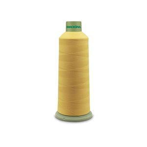 Könnte beinhalten: Eine Spule gelbes Garns mit dem Markennamen "MADEIRA" auf der Oberseite. Der Faden ist eng um einen zylindrischen Kern gewickelt, mit einem grünen Ober- und Unterteil. Ideal für Näh- und Stickprojekte.