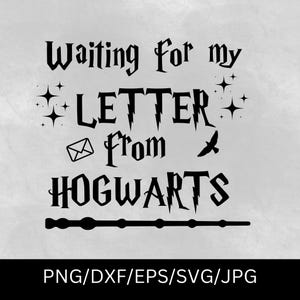 Könnte beinhalten: Schwarzweißes Grafikdesign mit dem Text "Waiting for my LETTER from HOGWARTS" und einem Zauberstab darunter. Der Text ist in einer fetten, gotischen Schriftart. Über dem Text befinden sich Sterne und ein Vogel sowie ein Briefumschlag.