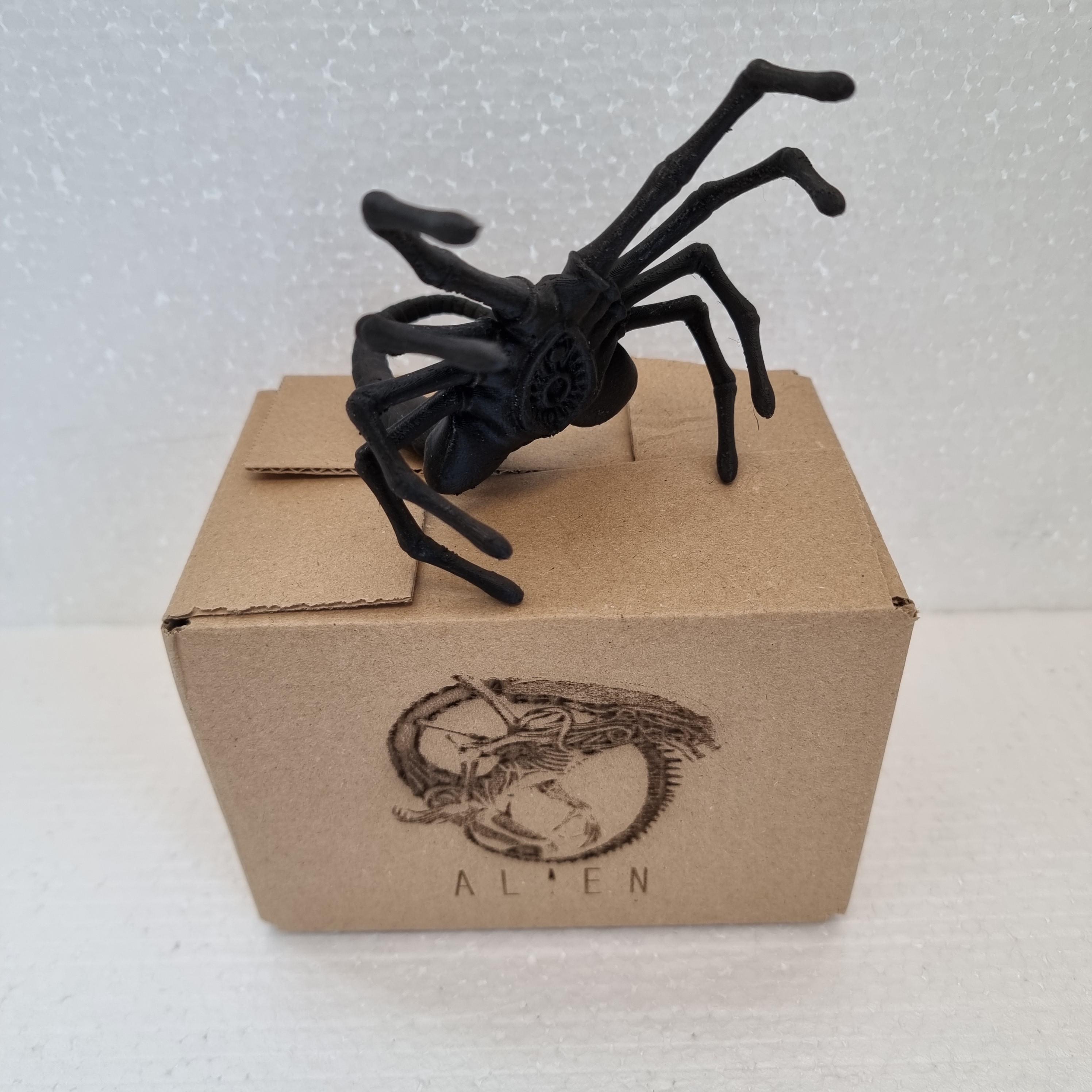 Facehugger Alien 3D Printed phone stand gift box set personalised - Thumbnail 2