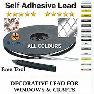 Könnte beinhalten: Eine schwarze Spule mit selbstklebendem Blei für Fenster und Bastelarbeiten, mit dem Text Self Adhesive Lead, RegaLead und All Colours. Enthält ein schwarzes Applikationswerkzeug und eine Farbkarte mit verschiedenen metallischen und matten Oberflächen.