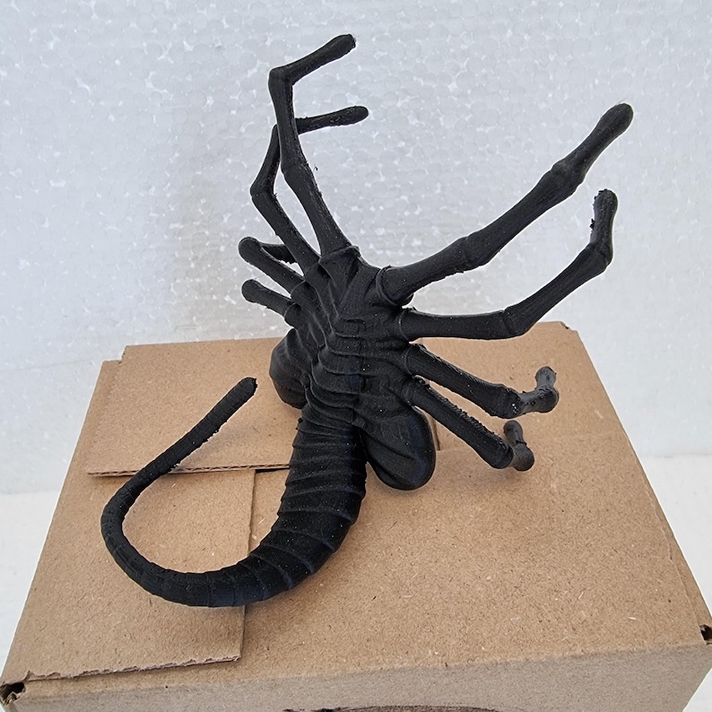 Facehugger Alien 3D Printed Phone Stand Gift Box Set Personalised ...