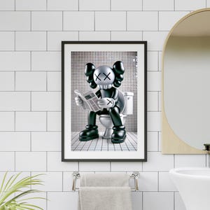 トイレのポスターに描かれた黒い Kaws、バスルームの壁アート、Hypebeast の装飾、デジタル プリント、即時ダウンロード、彼と彼女へのギフト