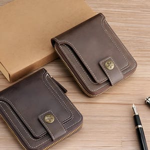 lucasstore, Cartera pequeña vintage de piel sintética para hombre, monedero con hebilla y cremallera horizontal, tarjetero de tres pliegues (marrón)