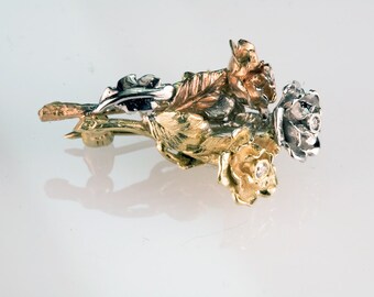 Dreifache Rose Brosche - aus recyceltem 18K Gold