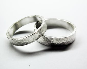 Klassische Gehämmerte Silber Eheringe Set