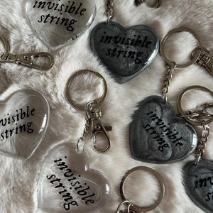 Portachiavi in resina a forma di cuore — filo invisibile (folklore di Taylor Swift), regalo per Swiftie