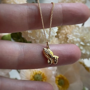 Winzige Goldgebetshände Charm Anhänger Halskette mit langlebiger 18k Vergoldung, Anhänger nur verfügbar, 18 &quot;-20&quot; Panzerkette - betende Hände