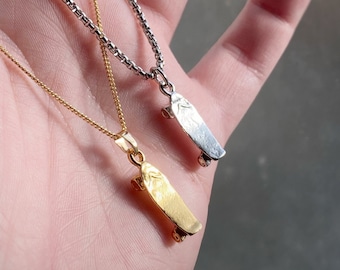 Collar con colgante de patineta en oro o rodio, con opciones de cadena de longitud personalizada o solo dije, viene en una bolsa de regalo de terciopelo.