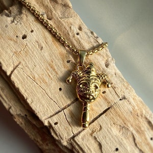 Collier à pendentif visage de clown bouffon en or avec ou sans chaîne - design vintage, placage à l&#39;or 22 carats - joker, bouffon de la cour, cour royale