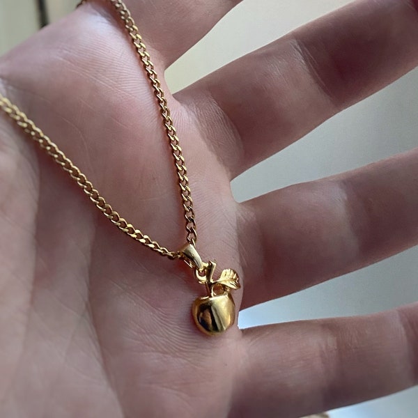 Le collier pendentif à breloque pomme est livré avec ou sans options de chaîne, plaqué or, design vintage, fabriqué aux États-Unis et au Canada – cadeau pour enseignant.