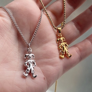 Collier pendentif clown bouffon en or ou en rhodium avec ou sans chaîne - design vintage, placage durable - joker, bouffon de la cour, gaffe royale