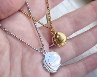 Collar con colgante de baloncesto en oro o rodio con cadena veneciana o de eslabones a medida, o también disponible solo el colgante.