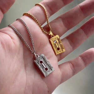 Colar com pingente de fita cassete dourada ou prateada em corrente veneziana ou meio-fio de comprimento personalizado, ou pingente disponível apenas também.