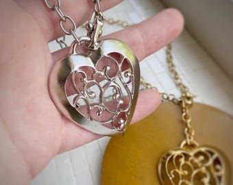 Pingente romântico em formato de coração com grande recorte ornamentado em corrente de elos, comprimento personalizado, fecho frontal em ouro 22k ou ródio.