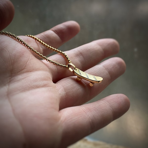 Collier pendentif SKATEBOARD Charm avec placage en or 18 carats longue durée, pendentif uniquement disponible, chaîne de longueur personnalisée