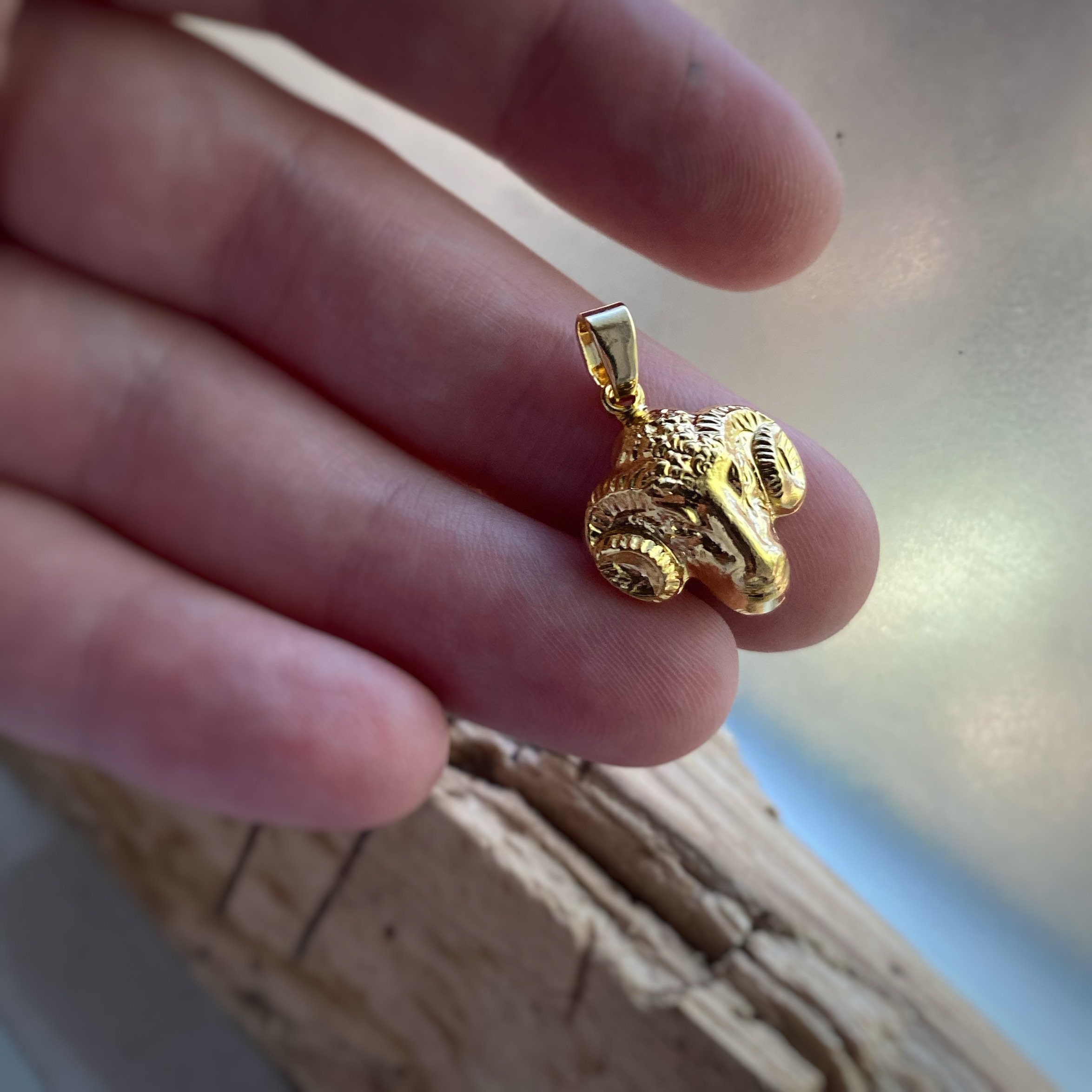 値段げ24金 仏像 チャーム 2g シンガポール製 Gold Ram Head Figural Pendant Necklace With or Without 2