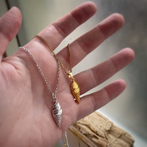 Eistüte Anhänger oder Anhänger Halskette erhältlich in Gold oder rhodiniert, 5 Kettenoptionen, wird in einer Samtgeschenktasche geliefert.