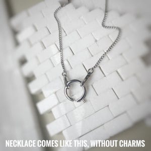 Clip ring chain in gold or silver for attaching your own charms or rings to. Custom length, charms not incl.