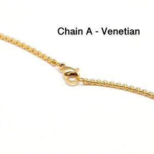 Pu&ograve; includere: Collana a catena dorata con chiusura a moschettone. La catena &egrave; di stile veneziano, un tipo di catena a scatola.