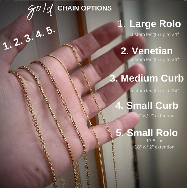 K&ouml;nnte beinhalten: F&uuml;nf verschiedene goldene Ketten in verschiedenen Stilen und L&auml;ngen, darunter ein gro&szlig;es Rolo, ein Venezianer, ein mittlerer Curb, ein kleiner Curb und ein kleines Rolo. Die Ketten sind mit den Zahlen 1 bis 5 beschriftet.